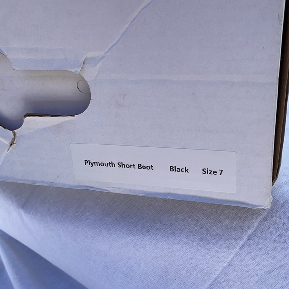 New without tags, Minnetonka Plymouth Short Boot. In original box. - Picture 8 of 8